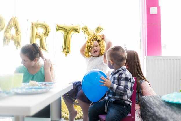 Креативные стойки и столы: оформление для детей